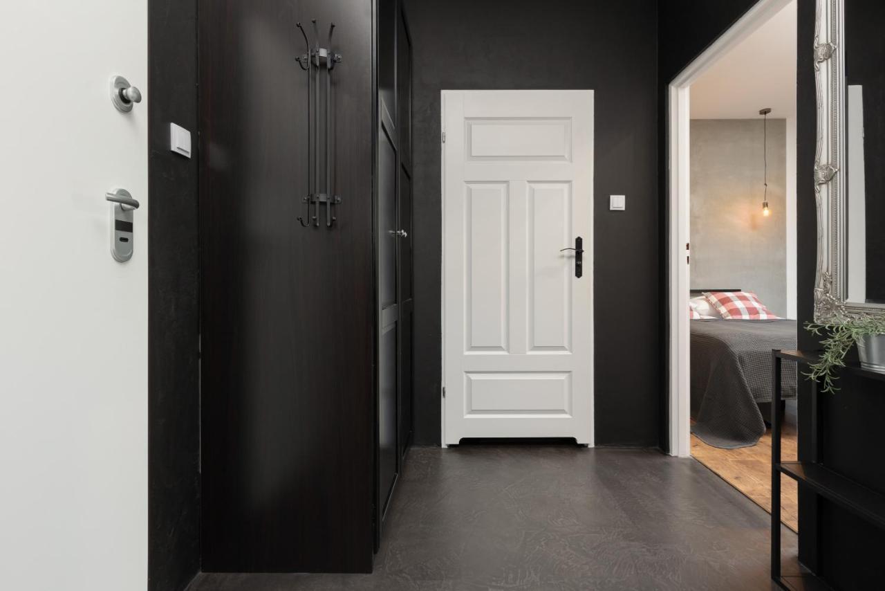 Stylish & Trendy 1 Bedroom Apartment Wola With Parking By Renters วอร์ซอ ภายนอก รูปภาพ