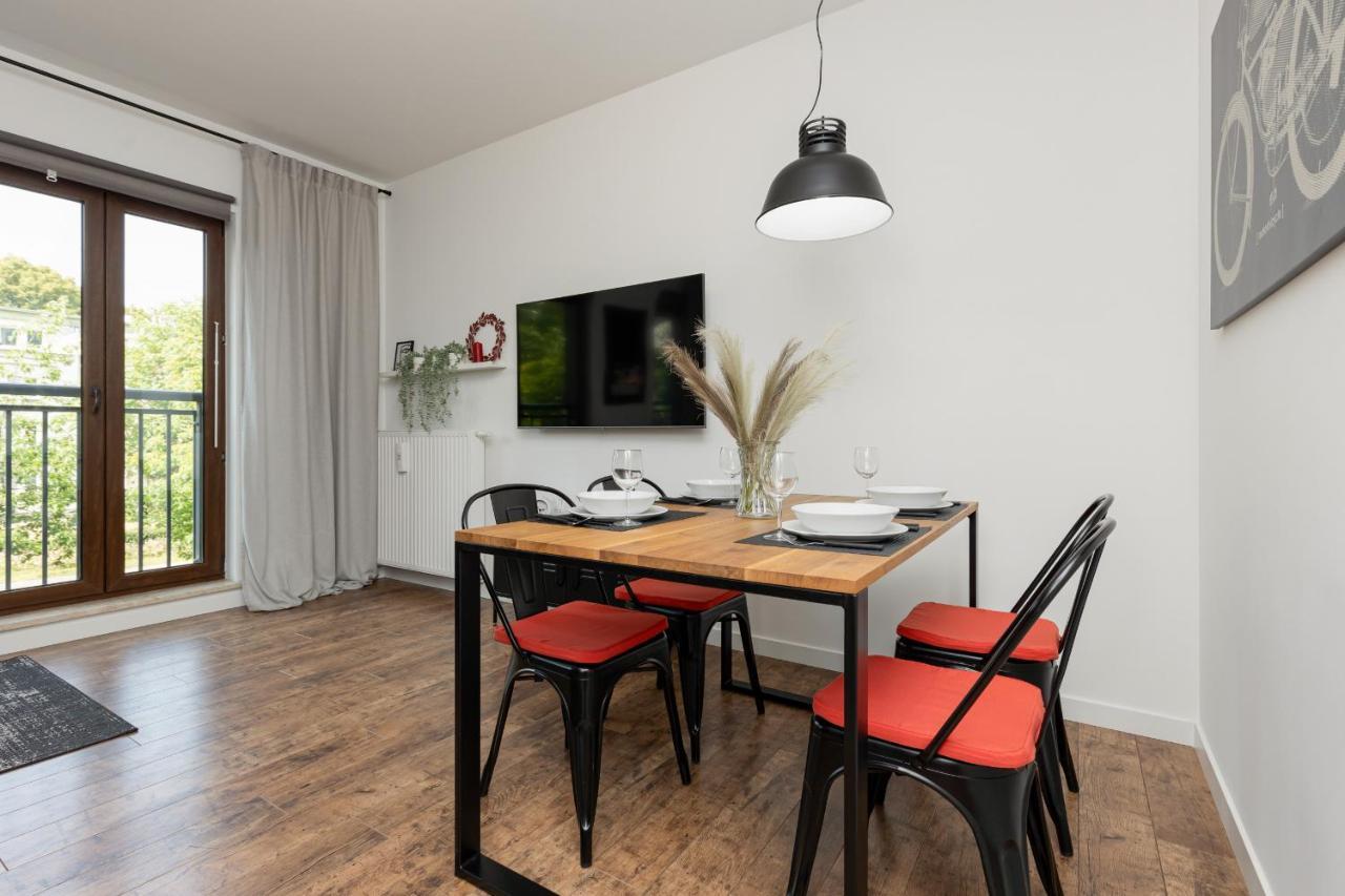 Stylish & Trendy 1 Bedroom Apartment Wola With Parking By Renters วอร์ซอ ภายนอก รูปภาพ